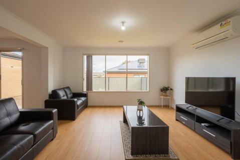 Relaxing Family Home In The Heart Of Tarneit - Perths Hotel 0