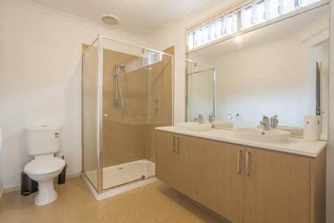 Relaxing Family Home In The Heart Of Tarneit - Perths Hotel 1