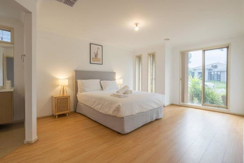 Relaxing Family Home In The Heart Of Tarneit - Perths Hotel 3