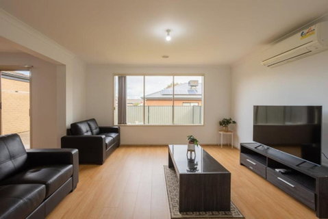 Relaxing Family Home In The Heart Of Tarneit - Perths Hotel 0