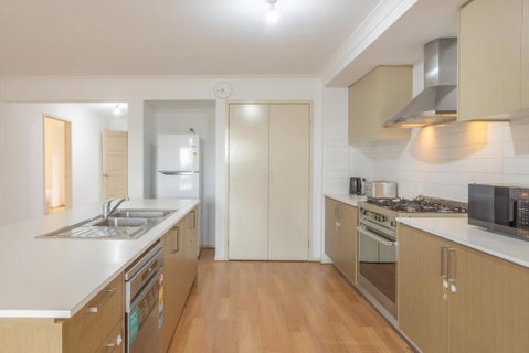 Relaxing Family Home In The Heart Of Tarneit - Perths Hotel 3