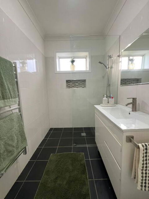 Renovated 3 Bedroom House - Perths Hotel 2