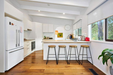 Renovated 5 Bedroom Retreat With Deck Fireplace - Perths Hotel 0