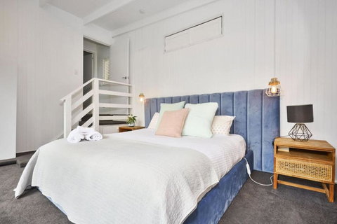 Renovated 5 Bedroom Retreat With Deck Fireplace - Perths Hotel 3