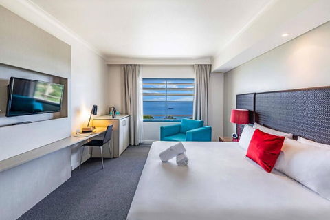 Resort Style King Pad With Sparkling Sea Views - Perths Hotel 2