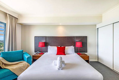 Resort Style King Pad With Sparkling Sea Views - Perths Hotel 3