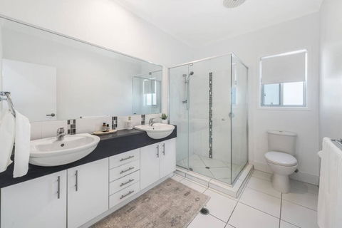 Retreat In The Heart Of Alex - 3BR Sleeps 11, Pool - Perths Hotel 2