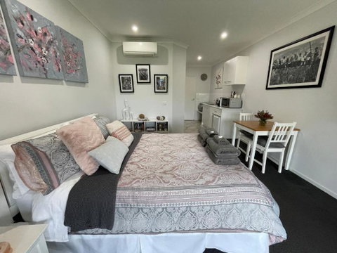 River Gardens Axedale Pet Friendly Farmstay B&B - Perths Hotel 2