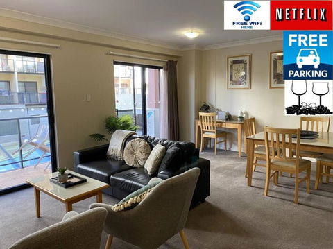 RIVERSIDE CITY VIEW PARKING NETFLIX WIFI WINE FREE - Perths Hotel 0