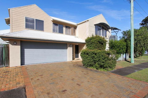 Riverside Views Hawks Nest - Perths Hotel 0