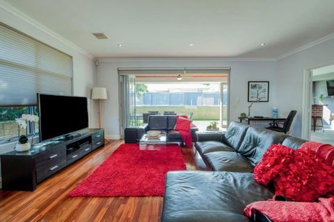 Rivervale Retreat - Spacious Family Living - Perths Hotel 1