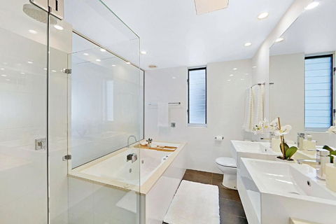 Rockpool No 4 Beachfront Unit - Perths Hotel 3