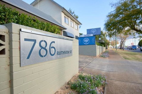 Ruthven Street Motor Inn - Perths Hotel 0
