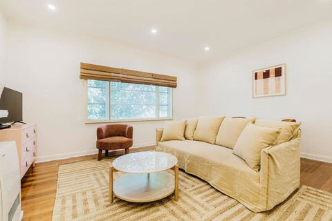 Salmon Calm - Trendy Velvet Allure By Albert Park - Perths Hotel 2