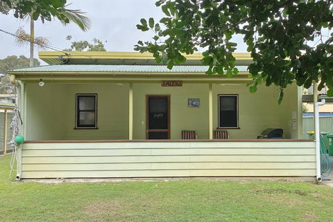 SALTYS AMITY POINT - Perths Hotel 0