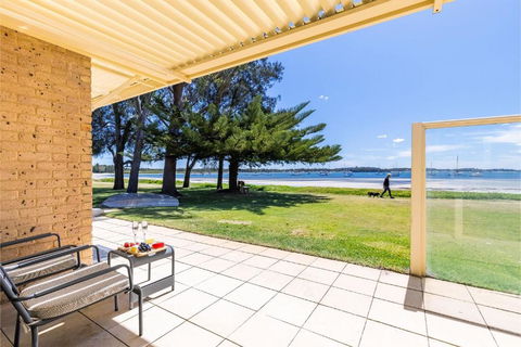 Sandy Beach House Corlette Unit 1 Waterfront WI-FI Aircon - Perths Hotel 2