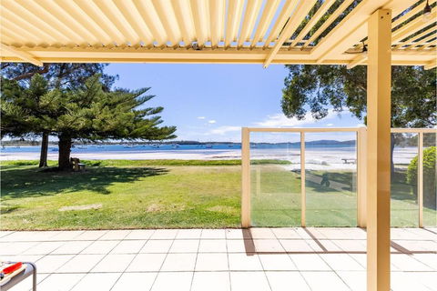 Sandy Beach House Corlette Unit 1 Waterfront WI-FI Aircon - Perths Hotel 1