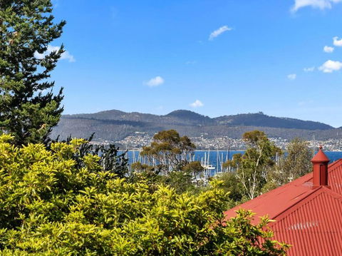 Sandy Bay Apartment With Hobart River View, Near UTAS - Stroll To Cafes And Shops - Perths Hotel 1