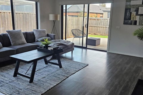 Spacious Home In WeirViews - Perths Hotel 2