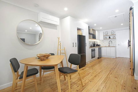 Stylish Guesthouse In The Heart Of Belrose - Perths Hotel 1