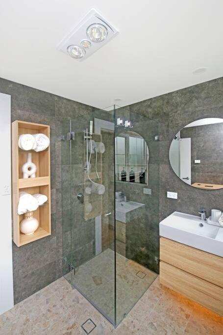 Stylish Guesthouse In The Heart Of Belrose - Perths Hotel 2