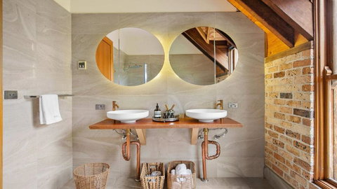 The Coach House At Berrilee - Perths Hotel 3