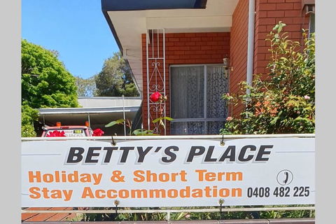 Betty's Place - Perths Hotel 0