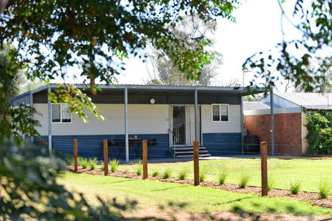 The Jetty Hut - Lake Frontage Barmera Riverland - Perths Hotel 1