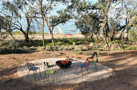 The Jetty Hut - Lake Frontage Barmera Riverland - Perths Hotel 3