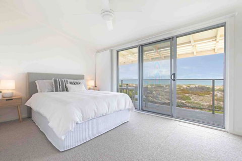 THE SHORE- Absolute Beachfront Holiday House - Perths Hotel 0