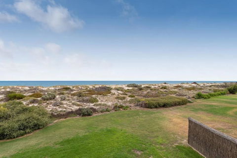 THE SHORE- Absolute Beachfront Holiday House - Perths Hotel 1