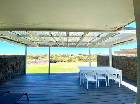 THE SHORE- Absolute Beachfront Holiday House - Perths Hotel 2