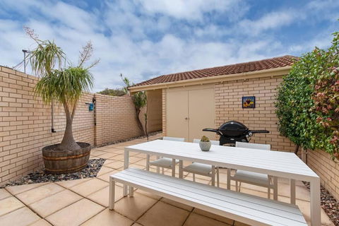 THE SHORE- Absolute Beachfront Holiday House - Perths Hotel 3