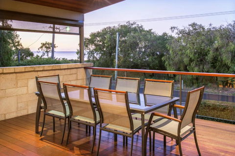 XYZ Holiday Home - Perths Hotel 3