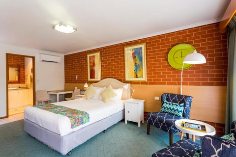 Yackandandah Central - Perths Hotel 0