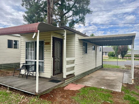 Young Caravan And Tourist Park - Perths Hotel 1
