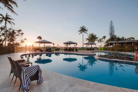 Tangalooma Island Resort Whale Watching Day Cruise With Dolphin Feeding - Perths Hotel 4